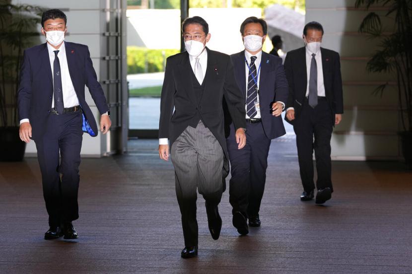 Perdana Menteri Jepang Fumio Kishida tiba di kantor perdana menteri setelah menghadiri upacara pengesahan kabinetnya di Istana Kekaisaran Rabu, 10 Agustus 2022, di Tokyo.