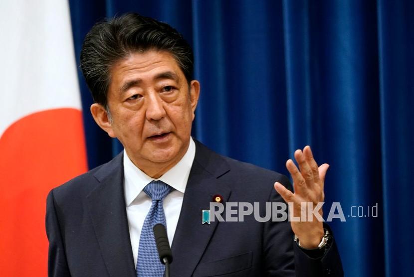 Perdana Menteri Jepang Shinzo Abe berbicara selama konferensi pers di kediaman resmi perdana menteri di Tokyo Jumat (28/8/2020). Perdana menteri terlama Jepang Abe mengatakan Jumat ia bermaksud untuk mundur karena masalah kesehatan kronis telah muncul kembali.