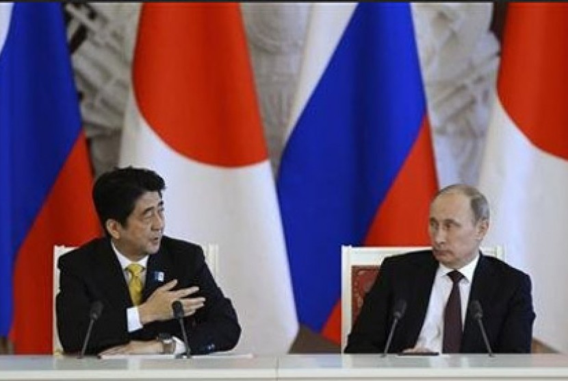 Perdana Menteri Jepang Shinzo Abe dan Presiden Rusia Vladimir Putin.