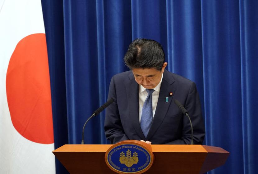 Perdana Menteri Jepang Shinzo Abe membungkukkan badannya saat konferensi pers di kediaman resminya, Tokyo, Jepang, Jumat (28/8). Abe mengumumkan pengunduran dirinya akibat sakit kolitis ulseratif. 