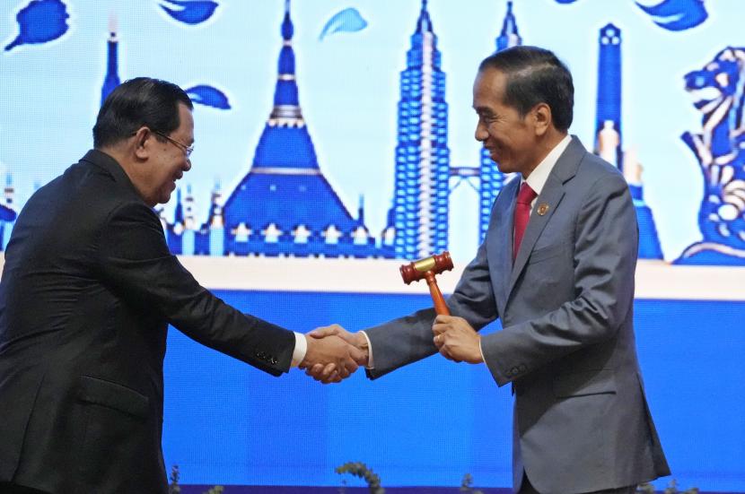 Perdana Menteri Kamboja Hun Sen, kiri, menyerahkan palu kepada Presiden Indonesia Joko Widodo saat serah terima Keketuaan ASEAN pada upacara penutupan KTT ASEAN ke-40 dan ke-41 di Phnom Penh, Kamboja, Ahad, 13 November 2022. 