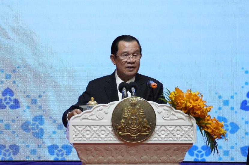 Perdana Menteri Kamboja Hun Sen menyampaikan pidato saat pembukaan Pertemuan Menteri Luar Negeri ASEAN ke-55 (AMM ke-55) di Phnom Penh, Kamboja, Rabu, 3 Agustus 2022. Para menteri luar negeri Asia Tenggara berkumpul di ibu kota Kamboja untuk pertemuan yang membahas kekerasan yang terus berlanjut di Myanmar dan masalah lainnya, bergabung dengan diplomat top dari Amerika Serikat, China, Rusia dan kekuatan dunia lainnya di tengah ketegangan atas invasi ke Ukraina dan kekhawatiran atas ambisi Beijing yang berkembang di wilayah tersebut. (