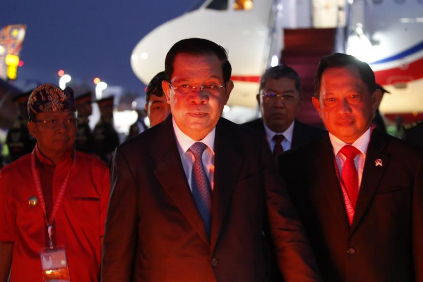Perdana Menteri Kamboja Hun Sen, tengah, tiba di Bandara Internasional Ngurah Rai menjelang KTT G20 di Bali, Indonesia 14 November 2022. (Ajeng Dinar Ulfiana/Pool Photo via AP)