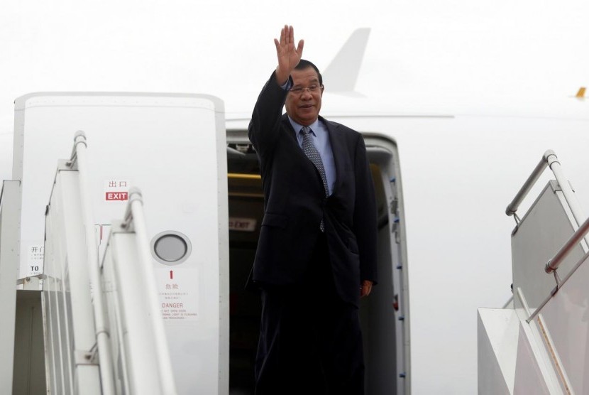 Perdana Menteri Kamboja Hun Sen tiba di Phnom Penh International Airport sebelum terbang ke Cina di Phnom Penh, Kamboja, Rabu (29/11).