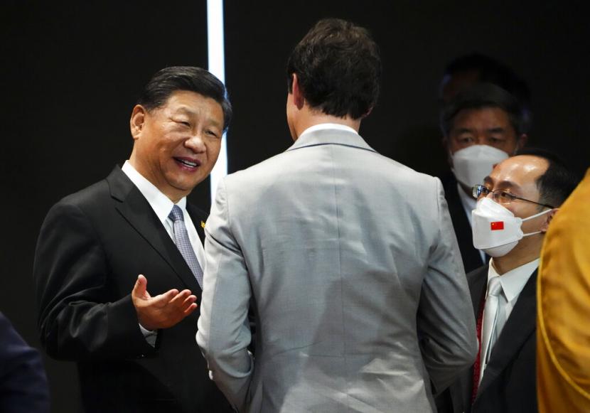 File foto Perdana Menteri Kanada Justin Trudeau berbicara dengan Presiden China Xi Jinping setelah mengambil bagian dalam sesi penutupan KTT Pemimpin G20 di Bali, Indonesia pada Rabu, 16 November 2022. Kanada mengusir seorang diplomat Cina, Zhao Wei karena dituduh terlibat dalam kampanye untuk mengintimidasi seorang legislator oposisi Kanada yang mengkritik Beijing.