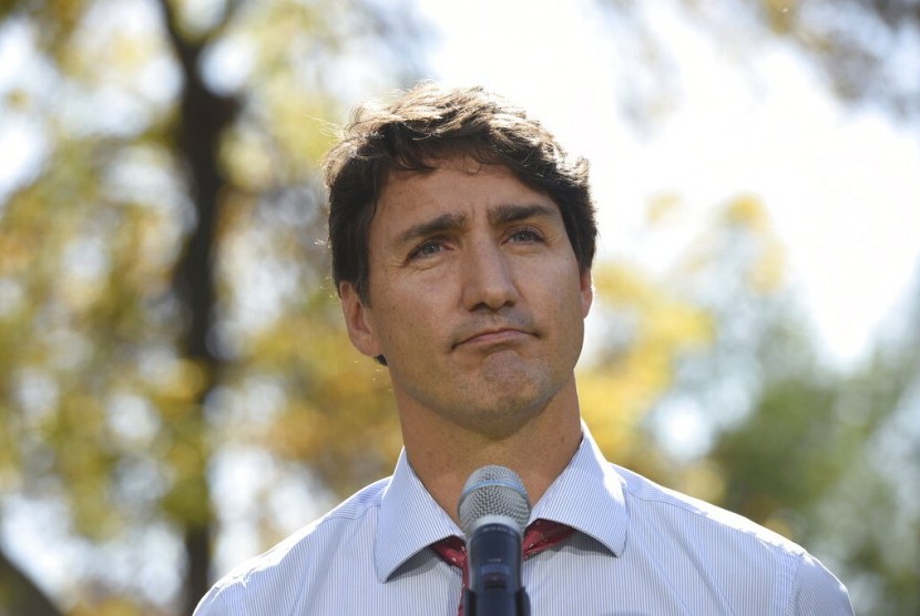 Perdana Menteri Kanada Justin Trudeau berbicara kepada media di Winnipeg, Manitoba, Kanada, Kamis (19/9).(Sean Kilpatrick/The Canadian Press via AP)