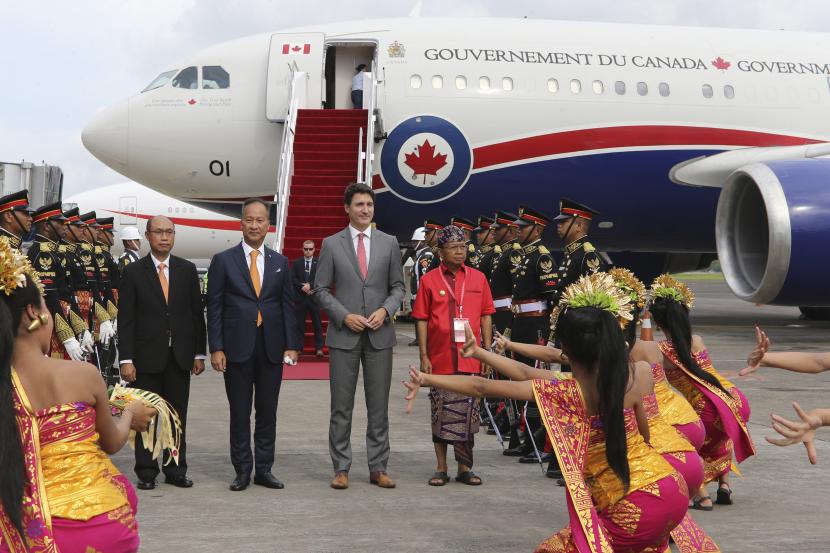 Perdana Menteri Kanada Justin Trudeau, tengah, menyaksikan penari Bali tampil setibanya di Bandara Internasional Ngurah Rai menjelang KTT G20 di Bali, Indonesia, Senin, 14 November 2022. 