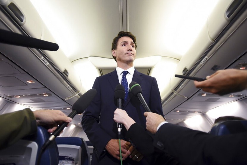 Perdana Menteri Kanada sekaligus pemimpin Partai Liberal Justin Trudeau memberi pernyataan terkait fotonya yang mengenakan make up berwarna cokelat di wajah dan tangannya di masa lalu pada 2001, di pesawat kampanyenya di Halifax, Nova Scotia, Rabu (18/9).