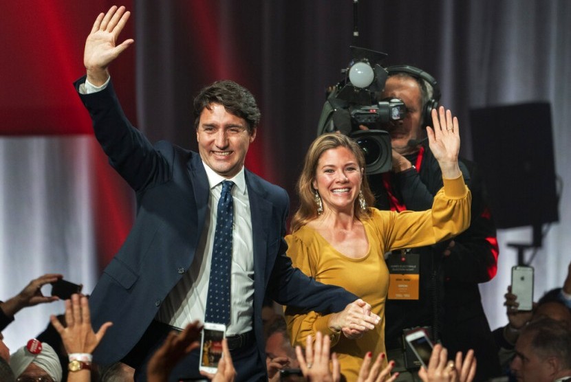 Perdana Menteri Kanada yang juga Pemimpin Partai Liberal Justin Trudeau bersama istri Sophie Gregoire Trudeau saat berada di markas pemilu Liberal di Montreal, Senin (21/10).(Paul Chiasson/The Canadian Press via AP)