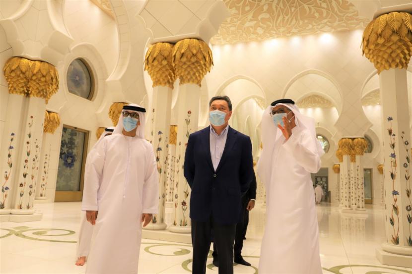 PM Kazakhstan Mengenang Bapak Pendiri UEA Sheikh Zayed. Perdana Menteri Kazakhstan Askar Mamin (tengah) mengunjungi Masjid Agung Sheikh Zayed di Abu Dhabi, sebagai bagian dari kunjungannya ke Uni Emirat Arab (UEA). 