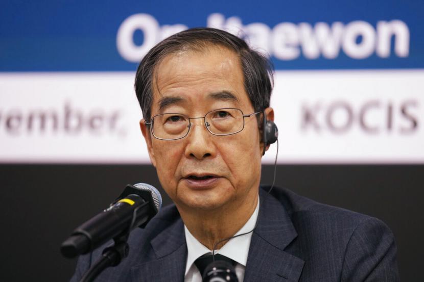 Perdana Menteri Korea Selatan Han Duck-soo menjawab pertanyaan wartawan saat jumpa pers asing di Seoul, Korea Selatan, Selasa, 1 November 2022. Kepala polisi Korea Selatan mengakui 