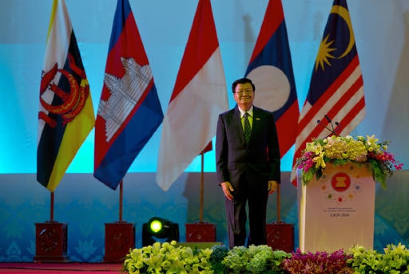 Perdana Menteri Laos Thongloun Sisoulith sebelum menyampaikan pidato dalam upacara pembukaan KTT ASEAN ke-28 dn ke-29 di National Convention Center in Vientiane, Laos, Selasa, 6 September 2016.