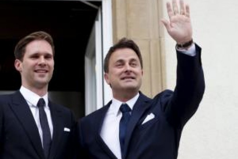 Perdana Menteri Luxembourg Xavier Bettel menikahi pasangannya Gauthier Destenay pada Jumat, (15/5).