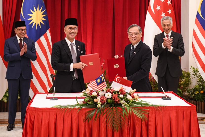 Perdana Menteri Malaysia Anwar Ibrahim bersama Perdana Menteri Singapura Lee Hsien Loong.