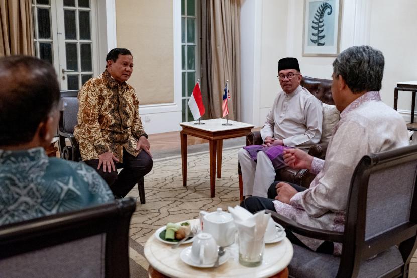 Perdana Menteri Malaysia Anwar Ibrahim bertemu Menhan Prabowo Subianto di Langkawi, Malaysia, Selasa (23/5/2023) malam.