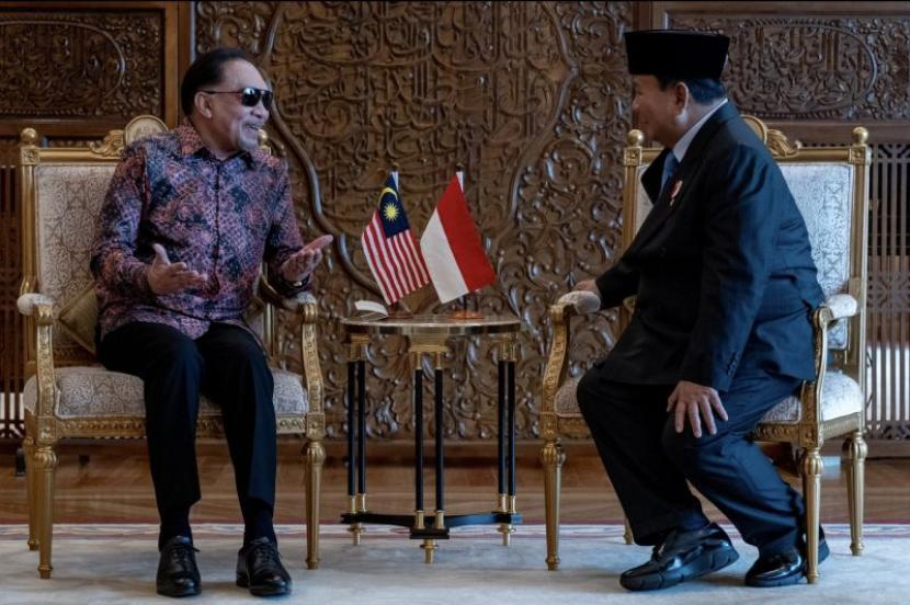Perdana Menteri Malaysia Anwar Ibrahim menerima Menteri Pertahanan dan Presiden Terpilih RI Prabowo Subianto di Putrajaya, Malaysia, Kamis (4/4/2024). 