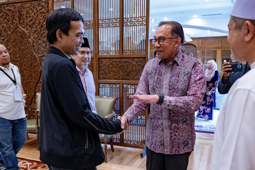 Perdana Menteri Malaysia Anwar Ibrahim menyambut Ustadz Abdul Somad (UAS) di kantornya, Putrajaya, Malaysia, Kamis (13/7/2023).
