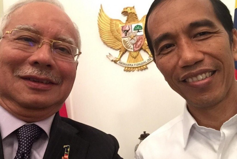 Perdana Menteri Malaysia Datuk Sri Mohd Najib Tun Razak berselfie dengan Presiden Jokowi.