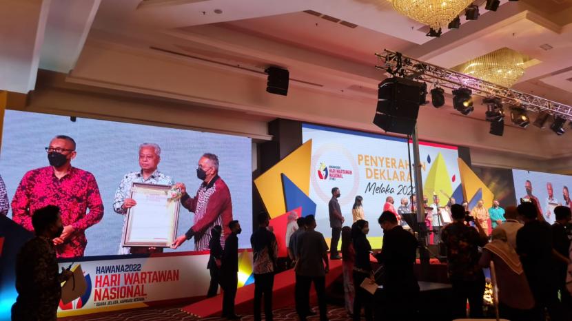 Perdana Menteri Malaysia Ismail Sabri Yaakob menerima Deklarasi Melaka 2022 dari pimpinan media Malaysia seusai pembacaan deklarasi yang dibacakan pada Hari Wartawan Nasional (Hawana) 2022, di Hotel Hatten, Melaka, Malaysia, Ahad (29/5/2022). 
