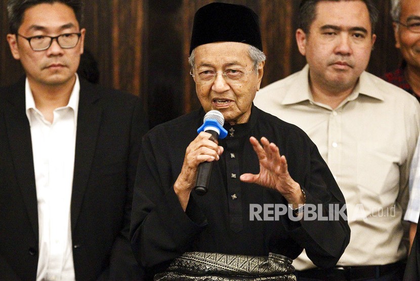 Perdana Menteri Malaysia Mahathir Mohamad berbicara selama konferensi pers di Petaling Jaya, Malaysia, Kamis, (10/5).