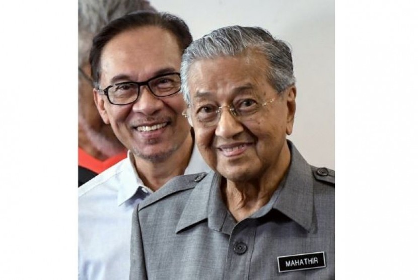 Perdana Menteri Malaysia, Mahathir Mohamad (kanan) bersama Anwar Ibrahim (kiri)