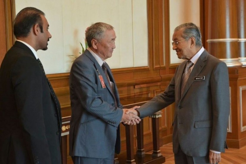 Perdana Menteri Malaysia, Mahathir Mohamad (kanan) menerima kedatangan ayah Altantuya Shaaribuu, Setev Shaaribuu (tengah) beserta pengacaranya, Ramkapal Singh (kiri), Rabu (20/6).