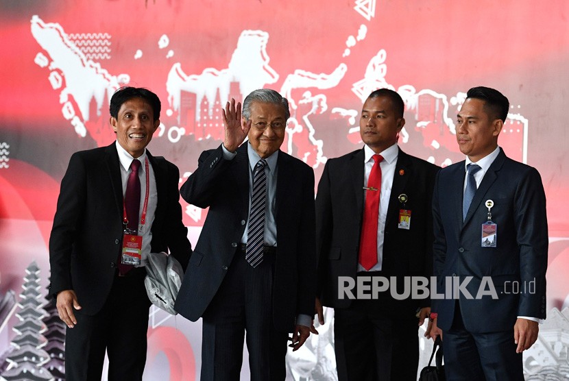 Perdana Menteri Malaysia Mahathir Mohamad (kedua kiri) melambaikan tangan seusai menghadiri upacara pelantikan presiden dan wakil presiden periode 2019-2024 di Gedung Nusantara, kompleks Parlemen, Senayan, Jakarta, Ahad (20/10/2019). 