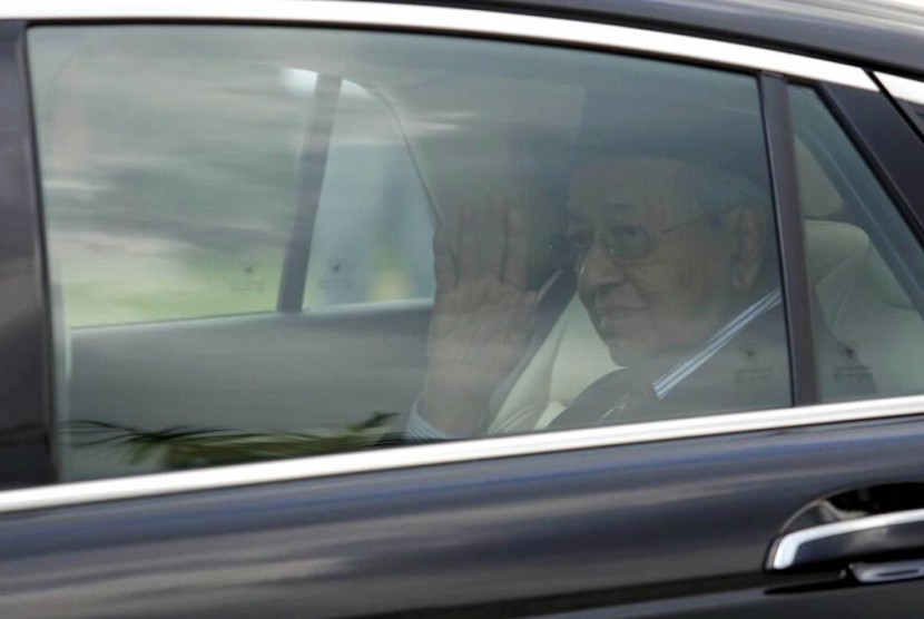 Mahathir Ditunjuk Kembali Menjadi PM Sementara. Perdana Menteri Malaysia Mahathir Mohamad meninggalkan Istana Negara setelah pertemuan dengan Raja Sultan Abdullah Sultan Ahmad Shah di Kuala Lumpur, Senin (24/2).