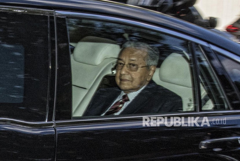 Perdana Menteri Malaysia Mahathir Mohamad meninggalkan kediamannya untuk melakukan perjalanan ke Istana Nasional, di Kuala Lumpur, Malaysia, Senin (24/2/2020). Menurut laporan media, Mahathir Mohamad mengundurkan diri sebagai perdana menteri Malaysia.