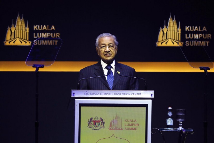 Perdana Menteri Malaysia Mahathir Mohamad menyampaikan pidato di Konferensi Tingkat Tinggi (KTT) Kuala Lumpur di Kuala Lumpur, Malaysia, Kamis (19/12). KTT Islam tersebut bertujuan mengatasi islamofobia dan solusi atas tantangan dunia Muslim.