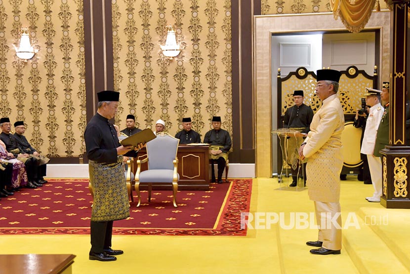 Perdana Menteri Malaysia Muhyiddin Yassin (kiri) mengucapkan sumpah janji di hadapan Raja Malaysia Sultan Abdullah Sultan Ahmad Shah di Istana Negara Kuala Lumpur. Kediaman resmi Kerajaan Malaysia mengonfirmasi tujuh stafnya positif Covid-19. Ilustrasi.