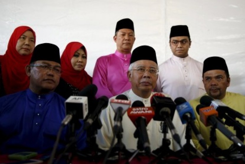 Perdana Menteri Malaysia Najib Razak berbicara di hadapan media di sebuah masjid di Kuala Lumpur,Malaysia, Minggu (5/7).