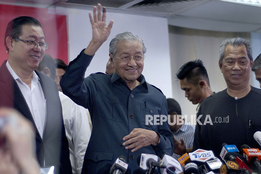 Perdana Menteri Malaysia Tun Dr Mahathir Mohamad (tengah) memberikan keterangan kepada pers di Menara Yayasan Selangor, Selangor, Malaysia, Sabtu (12/5).