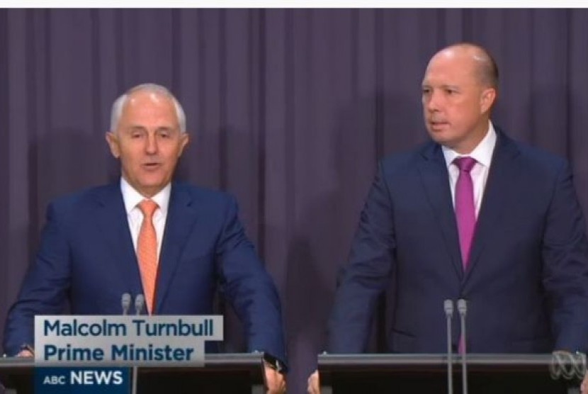 Perdana Menteri Malcolm Turnbull dan Menteri Imigrasi Peter Dutton berbicara kepada wartawan setelah melakukan percakapan telepon dengan Presiden AS, Donald Trump.