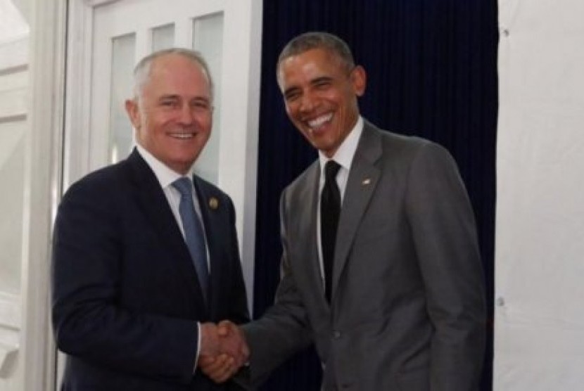 Perdana Menteri Malcolm Turnbull dan Presiden Barack Obama bersalaman sebelum melakukan pertemuan bilateral di Forum APEC yang sedang berlangsung di Manila, Filipina.