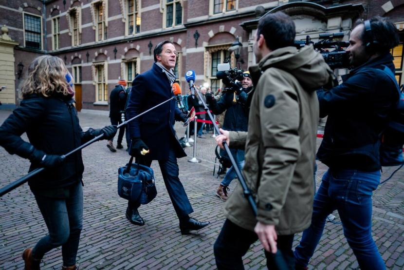 Perdana Menteri Mark Rutte berbicara di depan awak media dari Belanda di Den Haag pada hari Jumat (15/1).