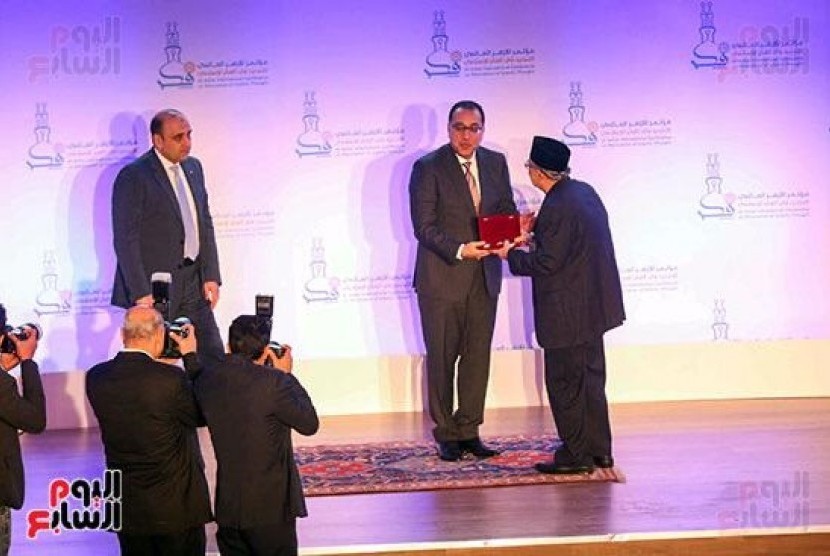 Perdana Menteri Mesir, Musthafa Madbouli, menyerahkan penghargaan ke Prof M Quraish Shihab.