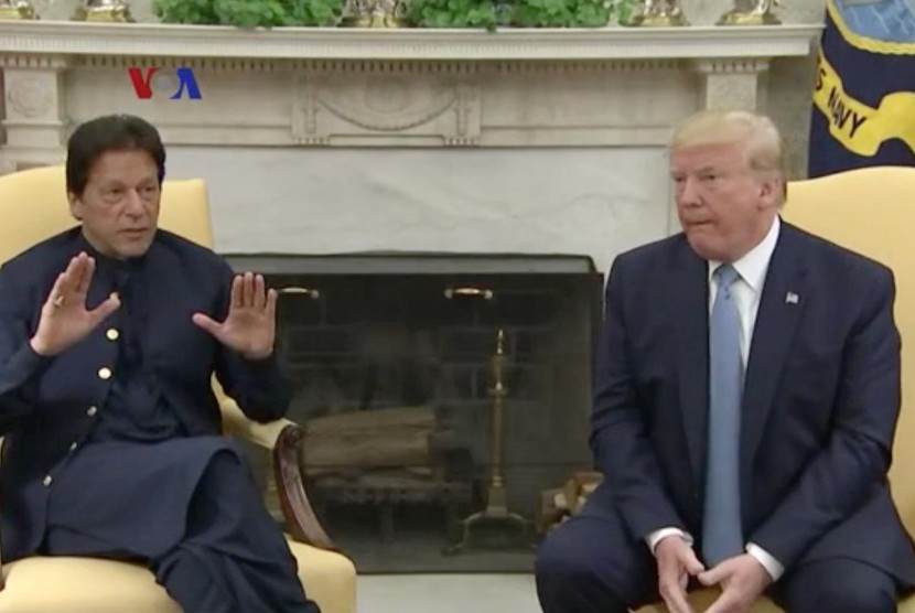 Perdana Menteri Pakistan, Imran Khan (Kiri) bersama Presiden AS, Donald Trump (Kanan) di Washington DC.