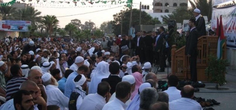 Perdana Menteri Palestina Ismail Haniyah, saat memberikan khutbah Idul Fitri 1432 Hijriyah di Jalur Gaza, Palestina.