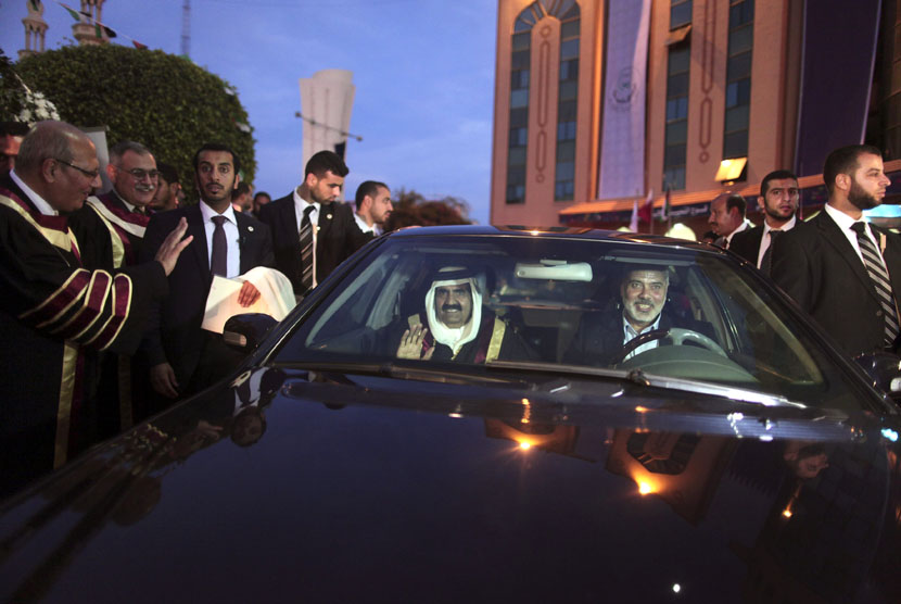  Perdana Menteri Palestina Ismail Haniyeh mengendarai mobil bersama Emir dari Qatar Sheikh Hamad bin Khalifa al-Thani yang duduk di sampingnya usai kunjungan ke Universitas Islam di Gaza City (Ilustrasi)