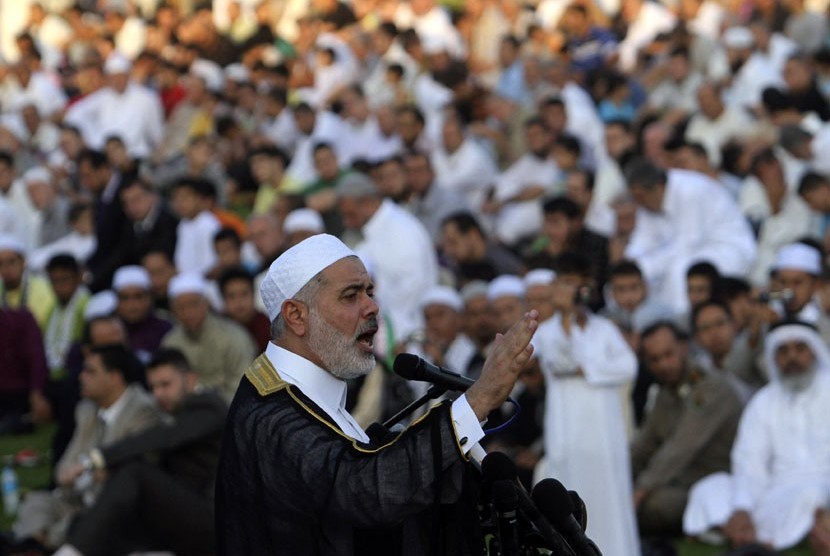   Perdana Menteri Palestina Ismail Haniyeh menyampaikan khutbah saat pelaksanaan shalat Idul Fitri di Gaza, Palestina, Ahad (10/8). (Ibraheem Abu Mustafa/Reuters)