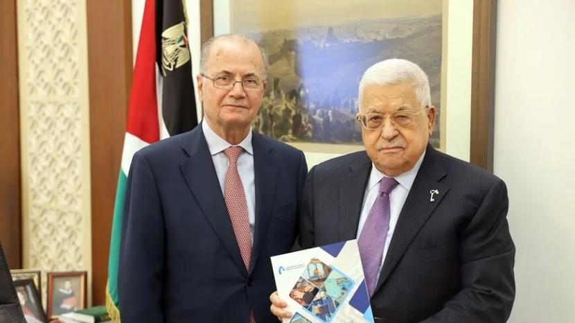 Perdana Menteri Palestina yang baru Mohammad Mustafa (kiri) bersama PM Palestina Mahmoud Abbas, 