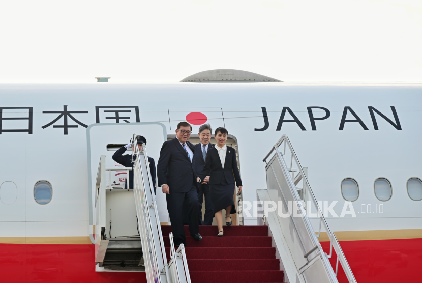 Perdana Menteri (PM) Jepang Shigeru Ishiba beserta istri Yoshiko Ishiba tiba di Bandara Internasional Soekarno-Hatta, Kota Tangerang, Banten, Jumat (10/1/2025) sekitar pukul 17.00 WIB.