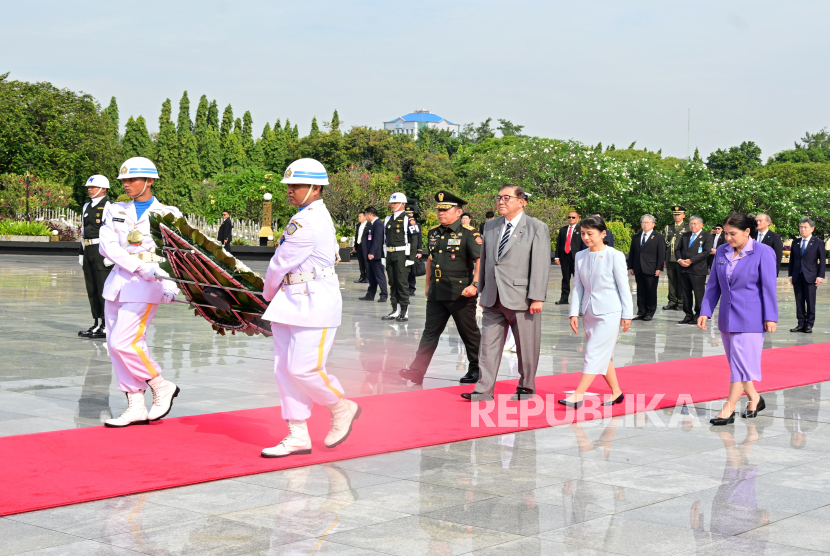 Perdana Menteri (PM) Jepang Shigeru Ishiba mengunjungi Taman Makam Pahlawan (TMP) Kalibata di Jakarta Selatan, pada Sabtu (11/1/2025) pagi.