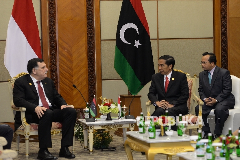  Perdana Menteri (PM) Libya, Fayez al-Sarraj bersama Presiden Joko Widodo melakukan pertemuan bilateral di sela KTT Luar Biasa OKI ke-5, Balai Sidang Jakarta, Senin (7/3).