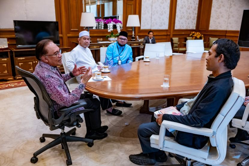 Perdana Menteri (PM) Malaysia, Anwar Ibrahim menerima Ustadz Abdul Somad (UAS) di kantornya, Putrajaya, Malaysia, Kamis (13/7/2023).