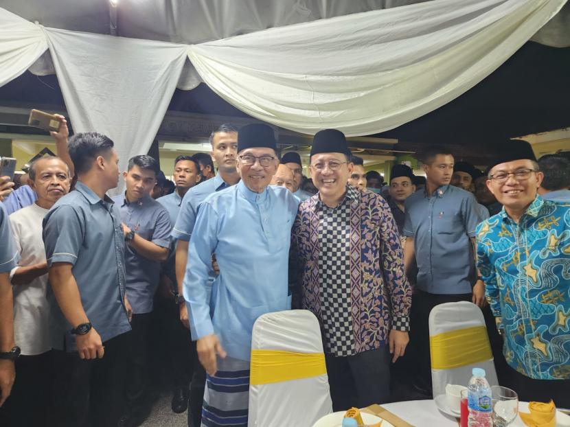 Perdana Menteri (PM) Malaysia Anwar Ibrahim saat menerima kedatangan tamu mantan Ketua DPD RI, Irman Gusman, di Malaysia,  Sabtu (27/11).
