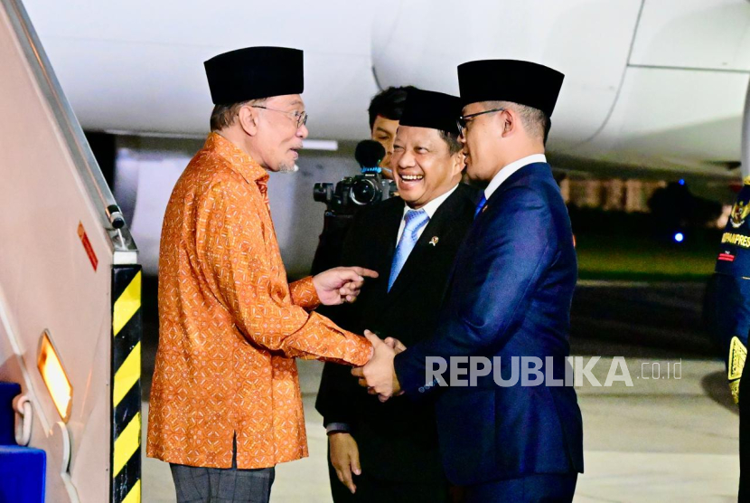 Perdana Menteri (PM) Malaysia Anwar Ibrahim turun dari pesawat di Lanud Halim Perdanakusuma, Jakarta Timur pada Senin (28/7/2025) sekitar pukul 19.51 WIB. 