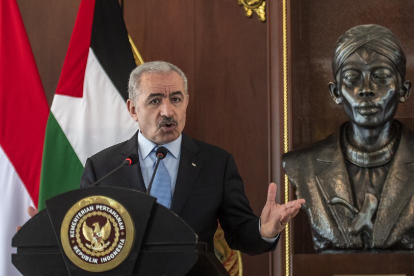 Perdana Menteri (PM) Palestina Mohammed Ibrahim Shtayyeh melakukan pertemuan dengan para menteri luar negeri negara anggota Uni Eropa di Brussels, Belgia, Senin (23/1/2023). Topik tentang solusi dua negara untuk menyelesaikan konflik Israel-Palestina menjadi isu utama yang dibahas dalam pertemuan tersebut.