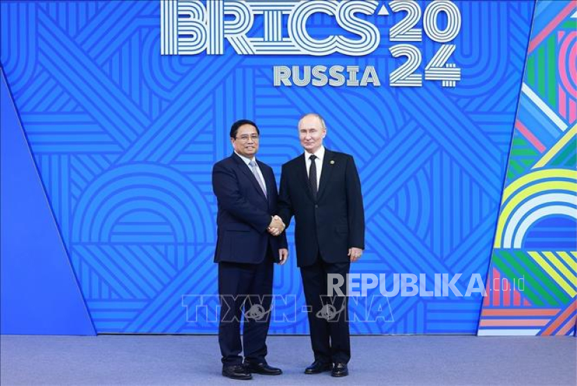 Perdana Menteri (PM) Vladimir Putin menyambut PM Vietnam Pham Minh Chinh dalam KTT BRICS+ di Kazan, Rusia pada Oktober 2024.